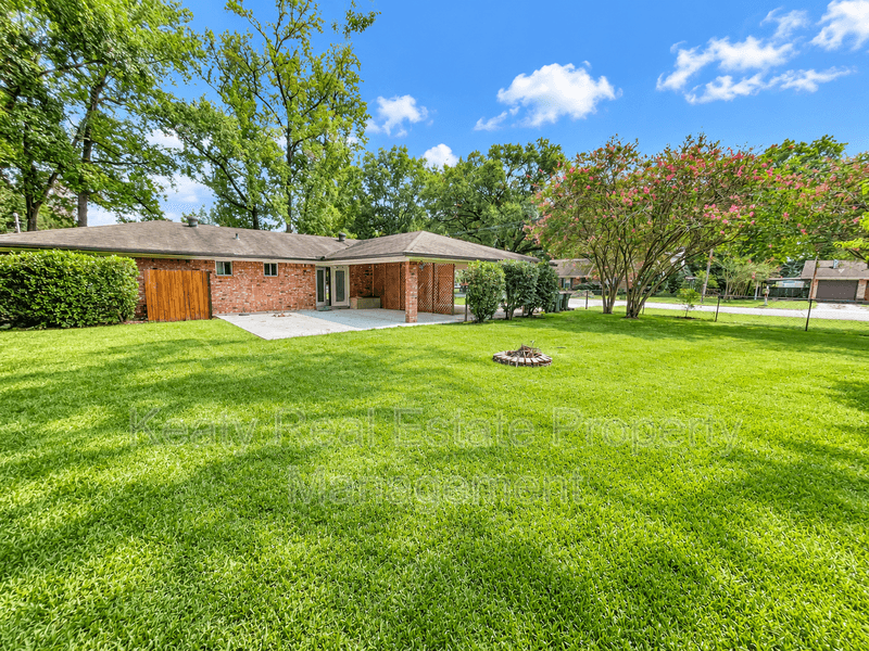 Lafayette House: 214 Dover Dr