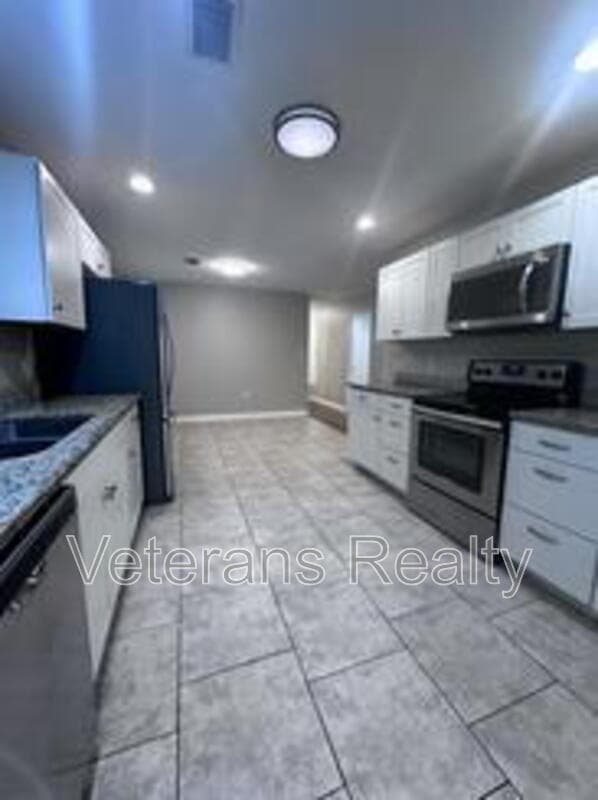 Long Beach House: 113 Alverado Dr