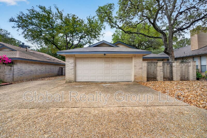 Universal City House: 118 Golden Way