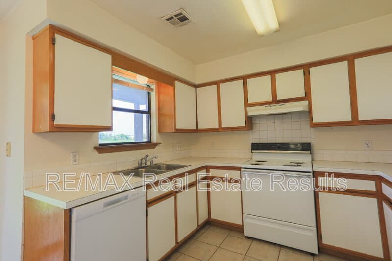 Rogers Condo: 2223 W Roselawn St