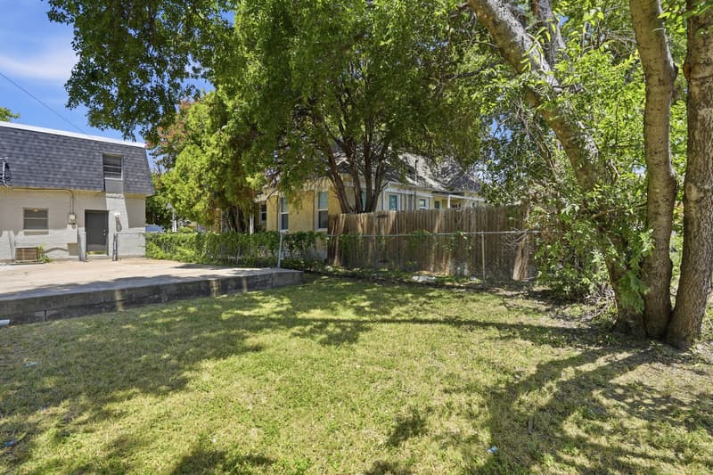 Fort Worth House: 3209 Rogers Avenue
