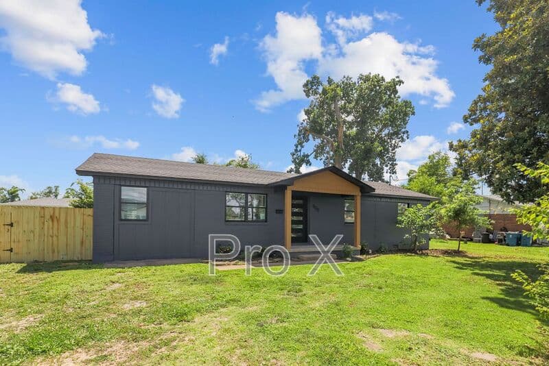 Bentonville House: 809 Carson Drive