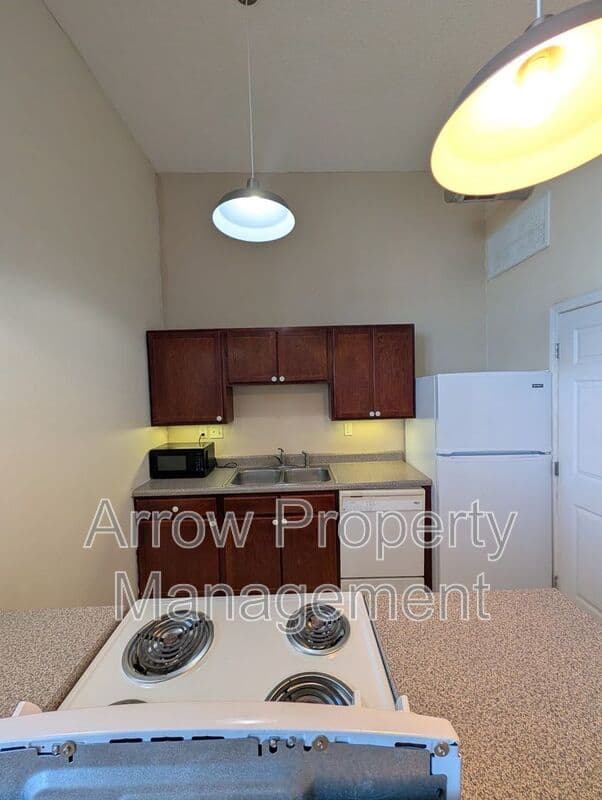 Fairbury House: 720 J Street-305