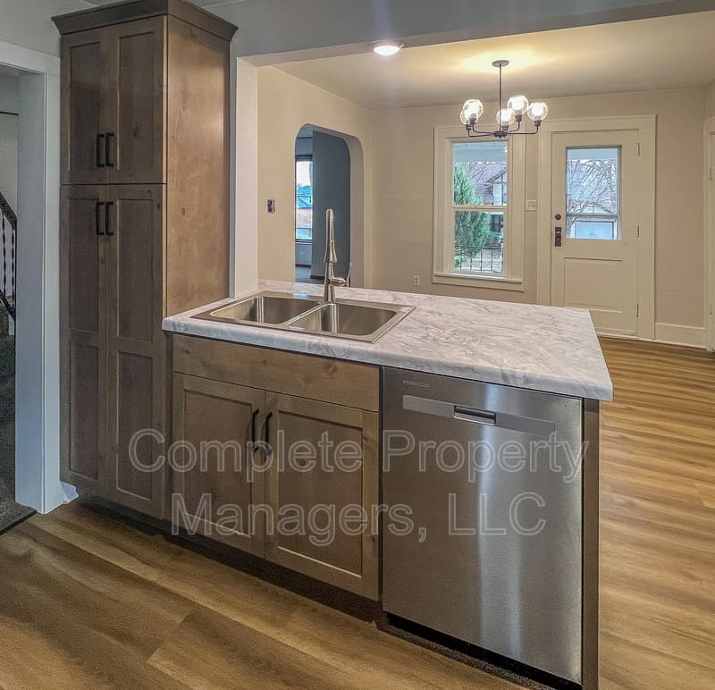 Owatonna House: 118 Franklin Avenue