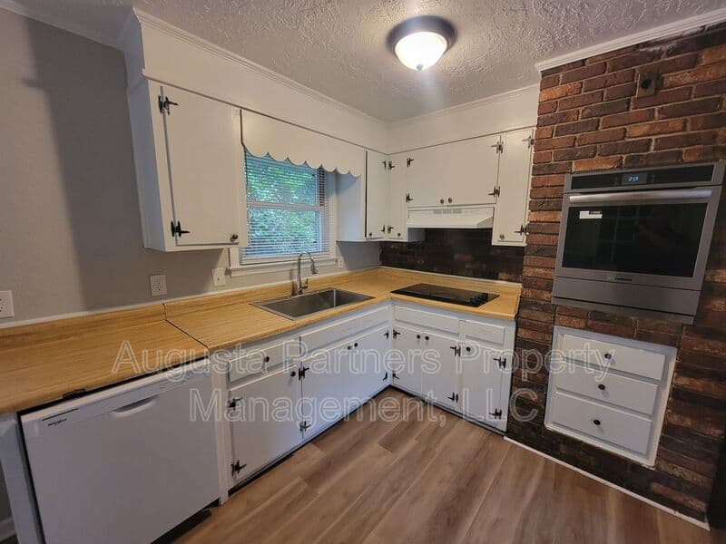 Augusta House: 323 Pineview Drive