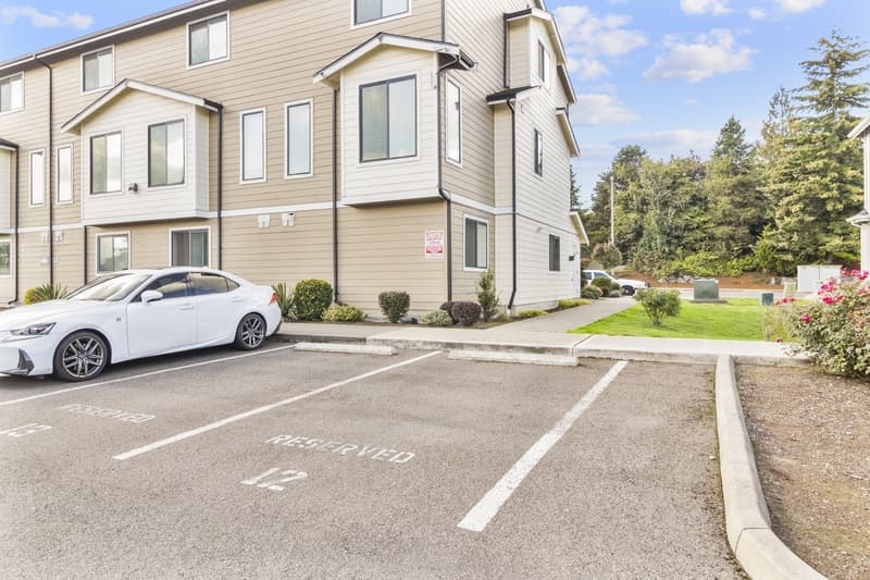 Tacoma Condo: Allenmore Brownstones 2335 State Street - 101