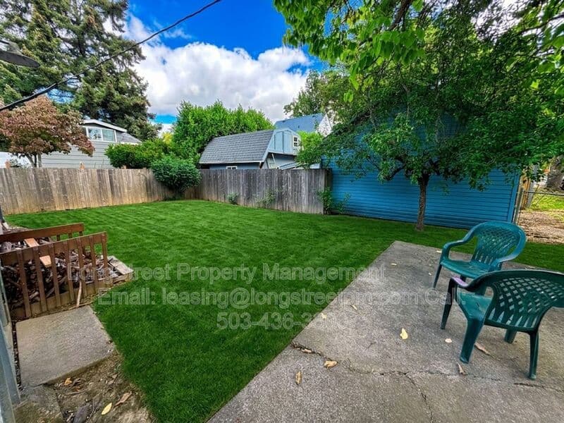 Salem House: 390 23rd St SE