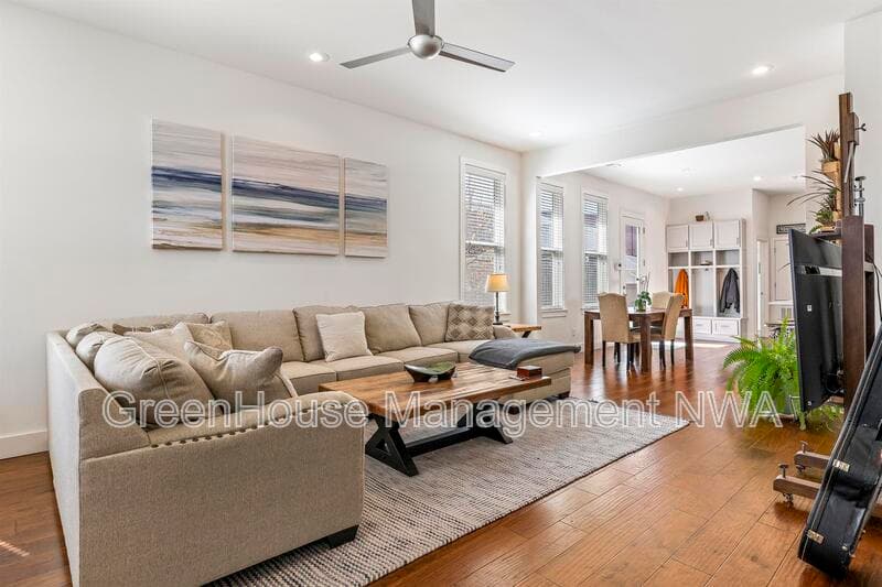 Bentonville House: 636 SW B ST