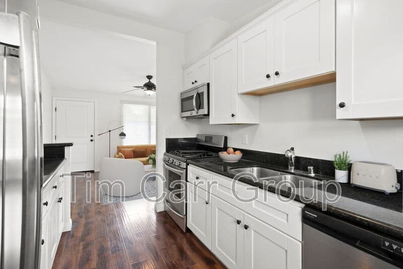 Costa Mesa Condo: 241 E 18th Street