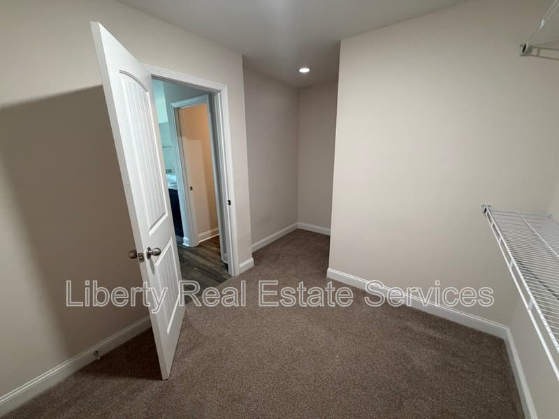 Hinesville House: 224 Whipple Ave