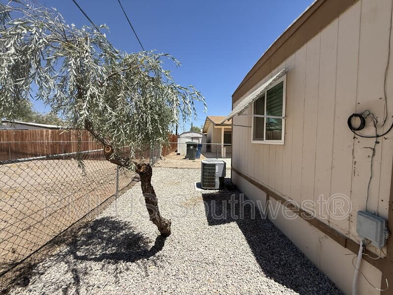 Bullhead City House: 2111 Santa Cruz Ave
