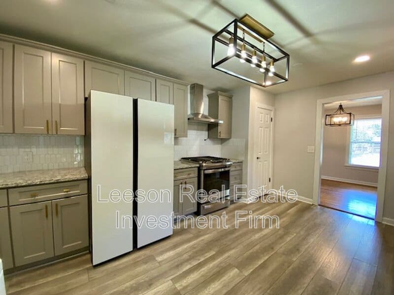 Shreveport House: 3792 Greenway Pl.