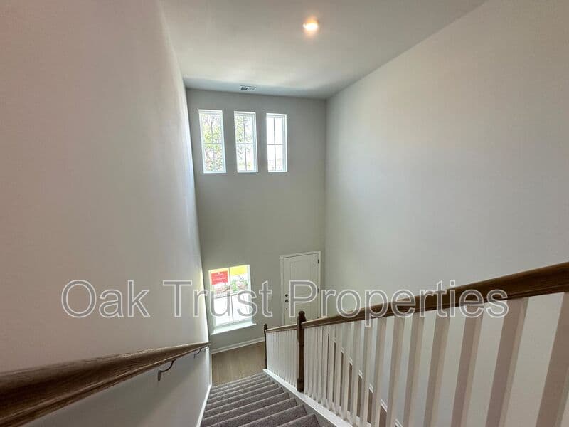 Summerville House: 127 Swaying Palm Dr