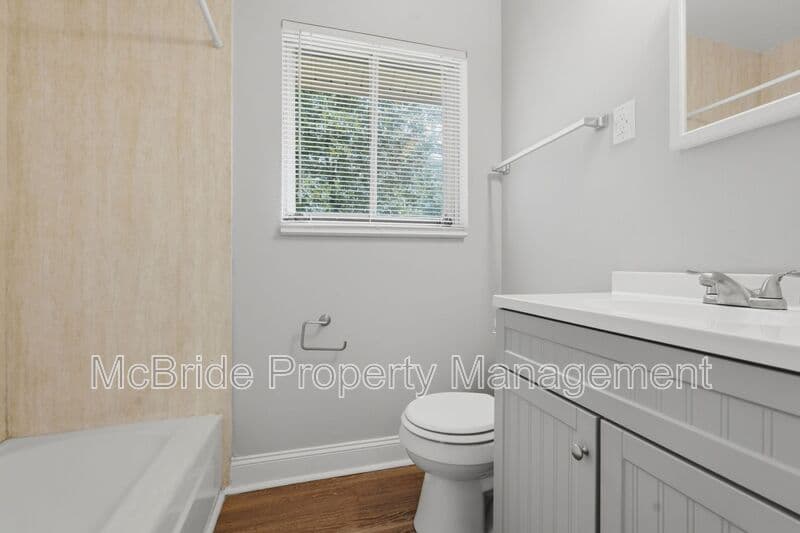 Augusta House: 1918 Dunham Ct