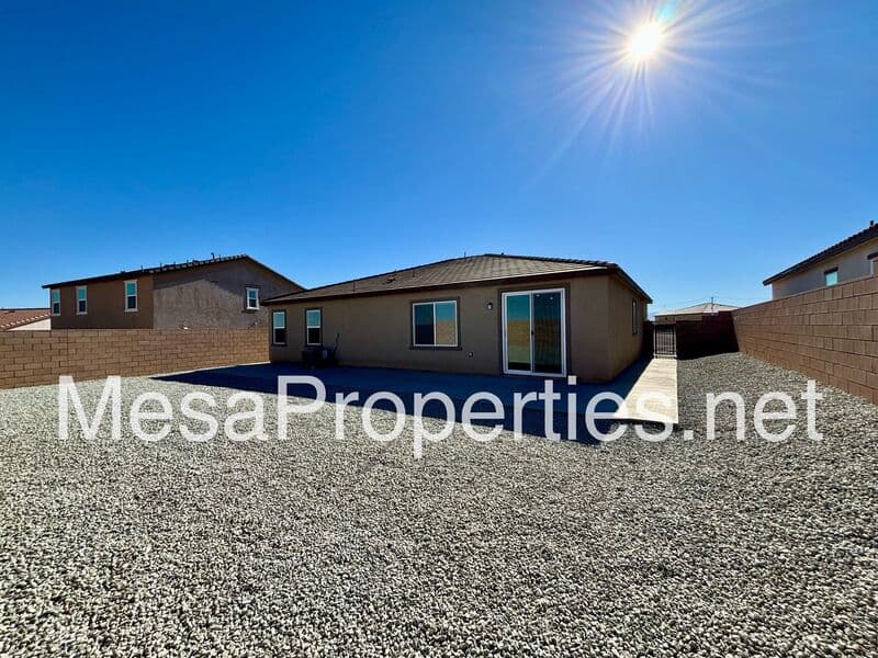 Victorville House: 10638 Sea Venture Way