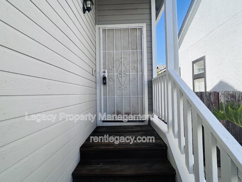 Suisun City House: 232 Redstone Cir