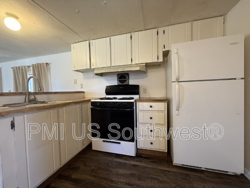 Bullhead City House: 2111 Santa Cruz Ave