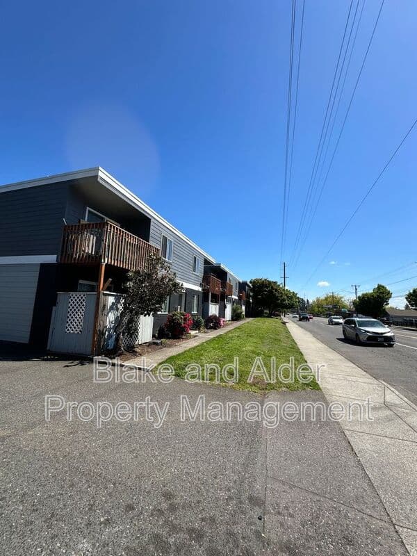 Portland House: 15847 SE Stark Street