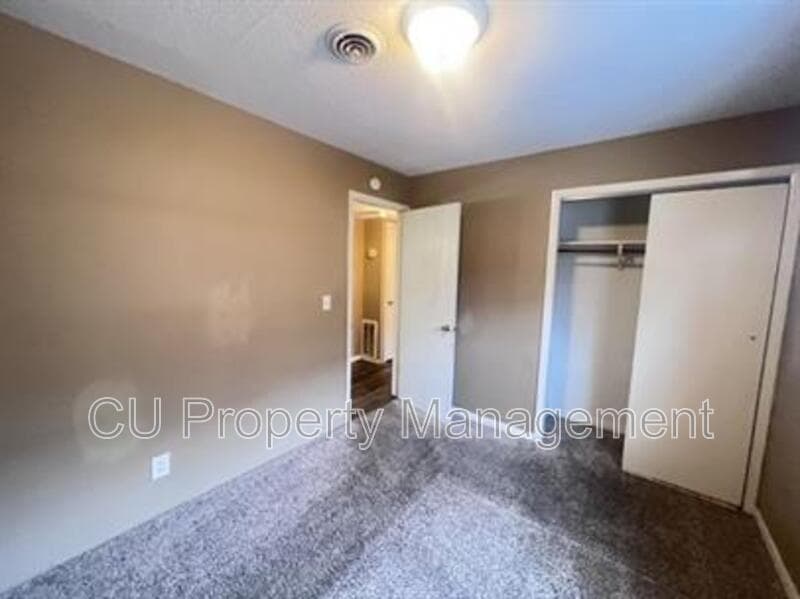 Champaign Condo: 711 W CHURCH St.
