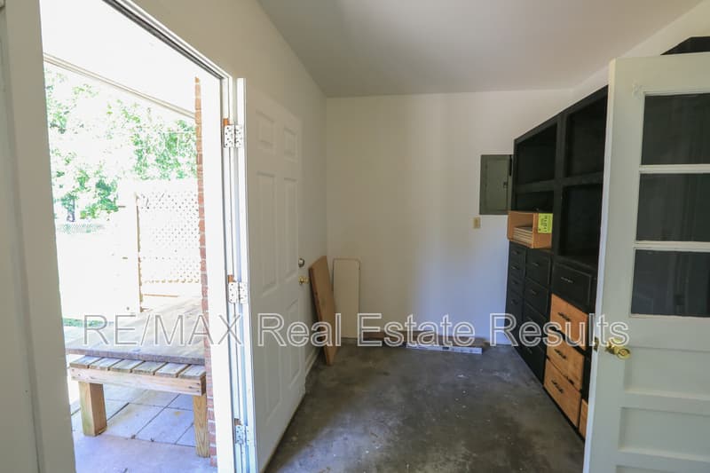 Springdale House: 1402 Lawrence Ave
