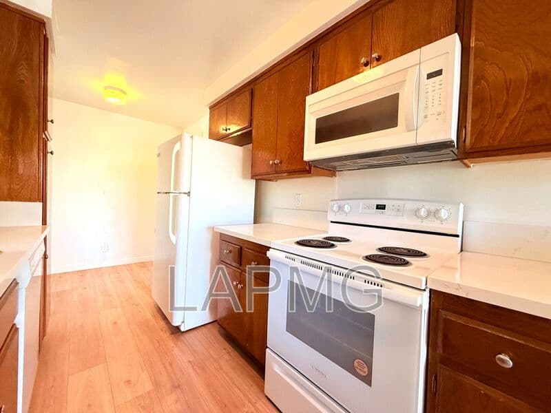 Los Angeles House: 1275 Barry Avenue