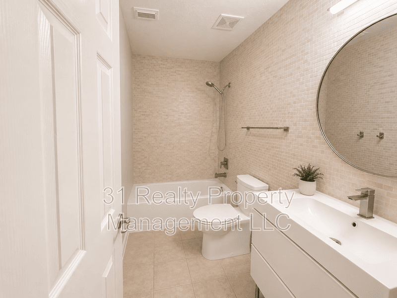 Fresno House: 2119 Hawthorne Brook
