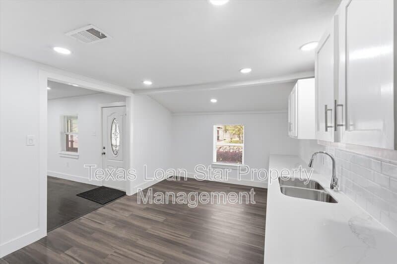 Houston House: 2281 Des Jardines St