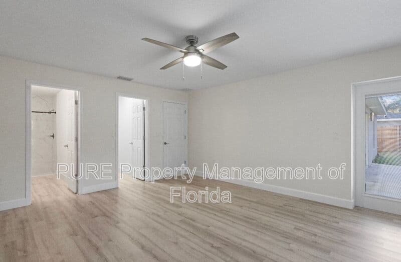 Ocala House: 11165 NW 7th Street