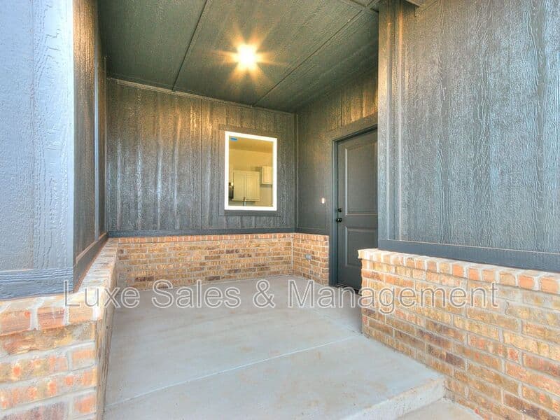 Okahoma City House: 11004 Oak Hollow Drive