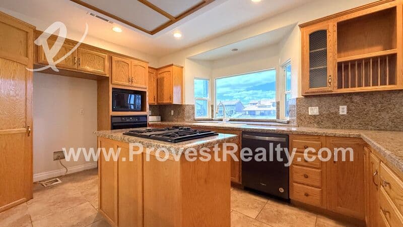 Victorville House: 18064 Mariner Dr