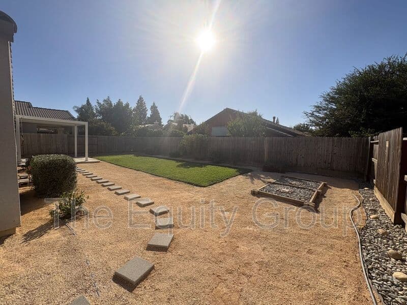 Visalia House: 3215 S Meadowbrook St