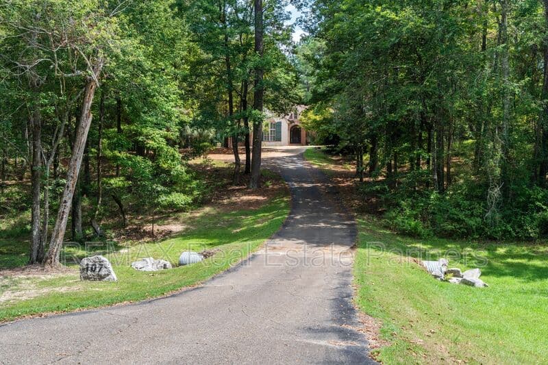 Sumrall House: 107 Raybourn Rd
