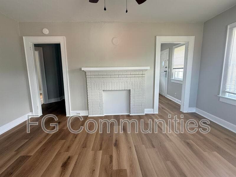Hildebran House: 212 Main Ave E