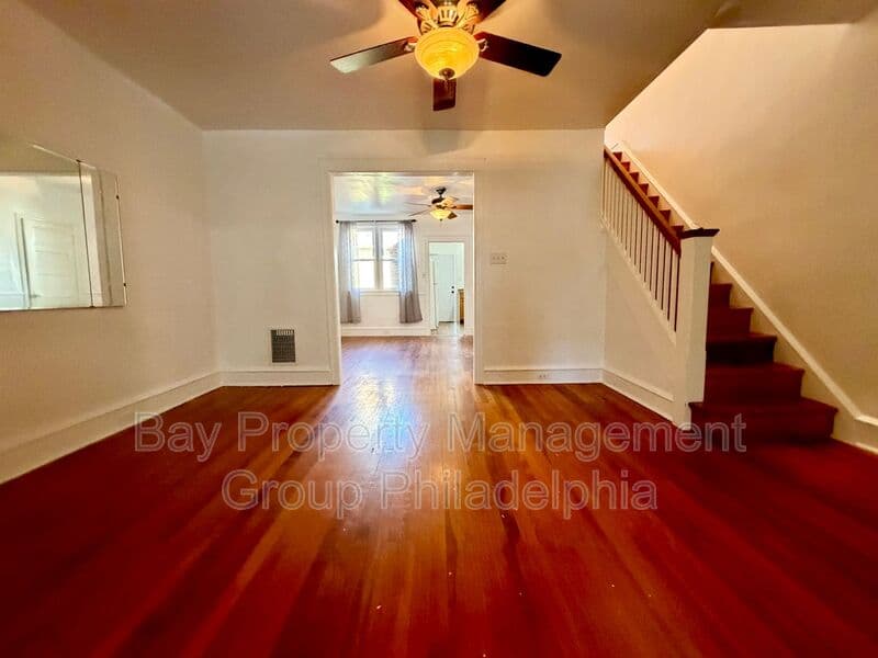 Collingdale House: 7 Rhodes Ave
