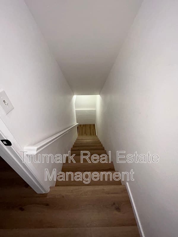 Glendale Townhome: 3831 La Crescenta Ave
