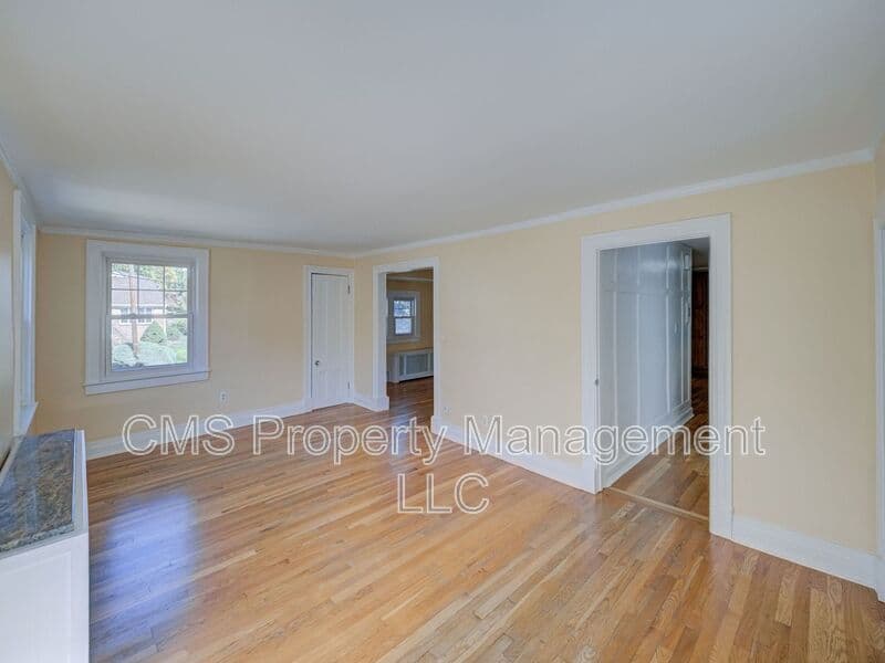 West Orange House: 14 Winding Way