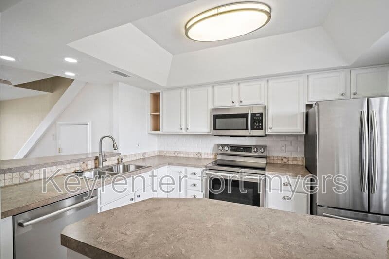 Fort Myers Beach House: 894 Buttonwood Dr