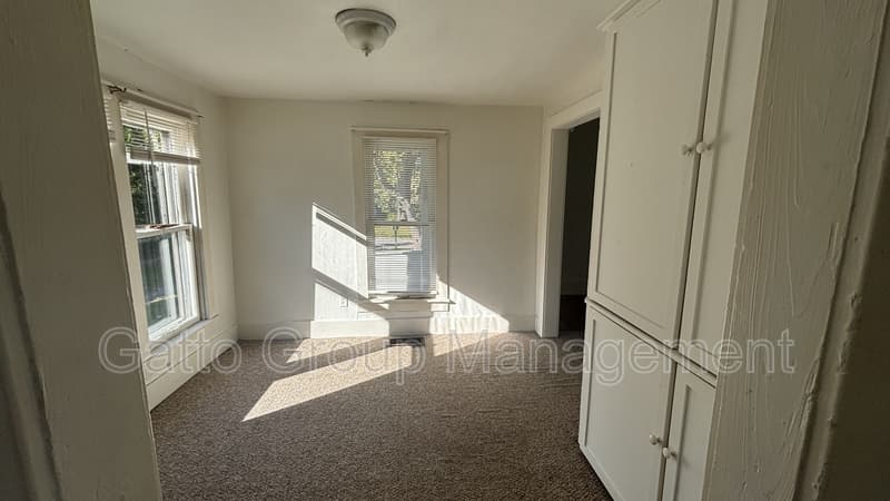 Middlefield House: 15989 Mill St