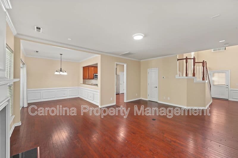 Charlotte House: 15422 Canmore St