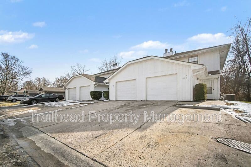 Blue Springs House: 410 NW Nottingham Lane