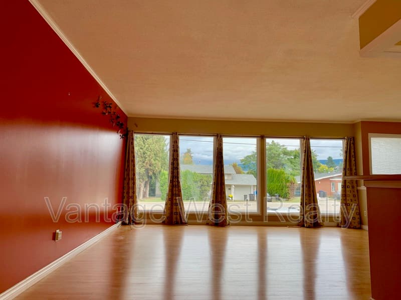Kelowna House: 2677a Springfield Rd