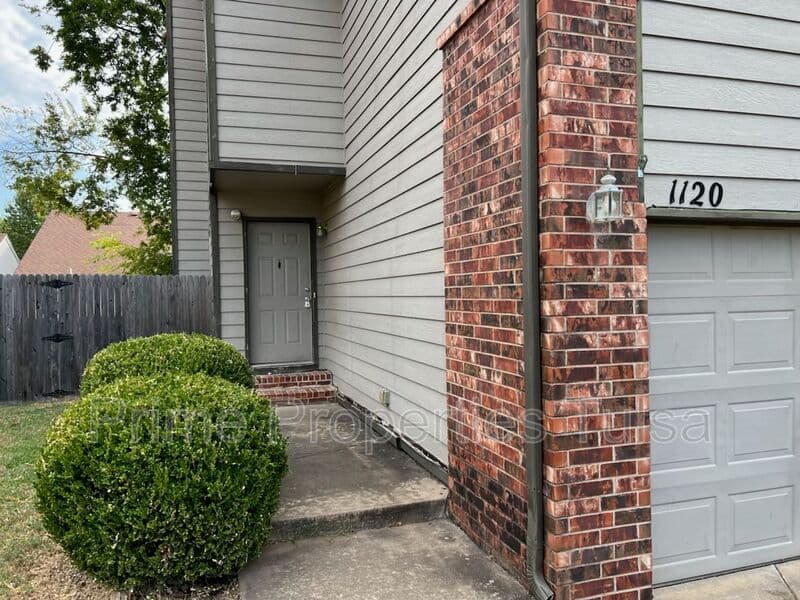 Broken Arrow House: 1120 W. Florence Ct.