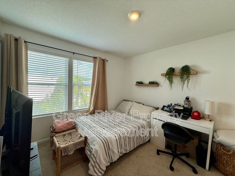 Jacksonville House: 4922 Earthshine Road