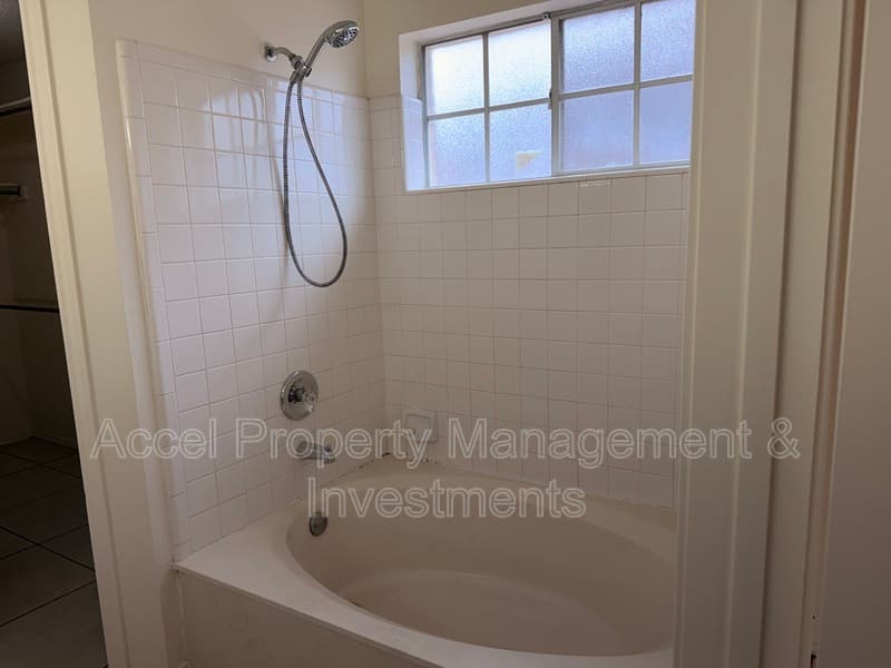 McAllen House: 6617 N. 40th