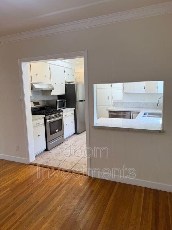 Los Angeles House: 2523 S Bentley Ave