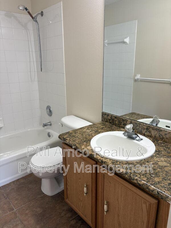 Tampa Townhome: 7430 E Bank Dr