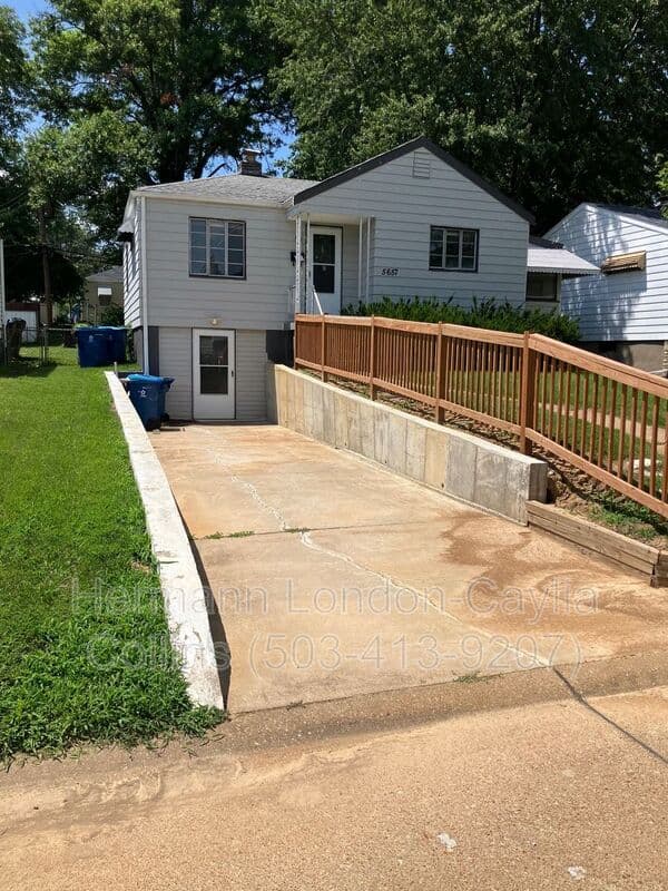 Saint Louis House: 5657 Sunbury Ave