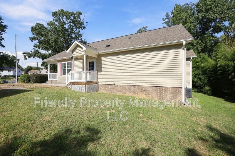 Greensboro House: 1 Llano Ct