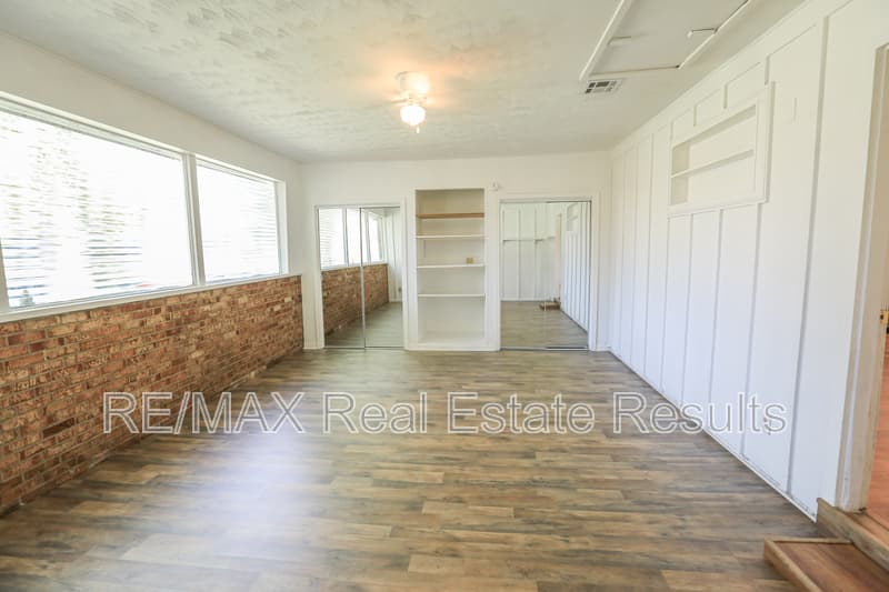 Springdale House: 1402 Lawrence Ave