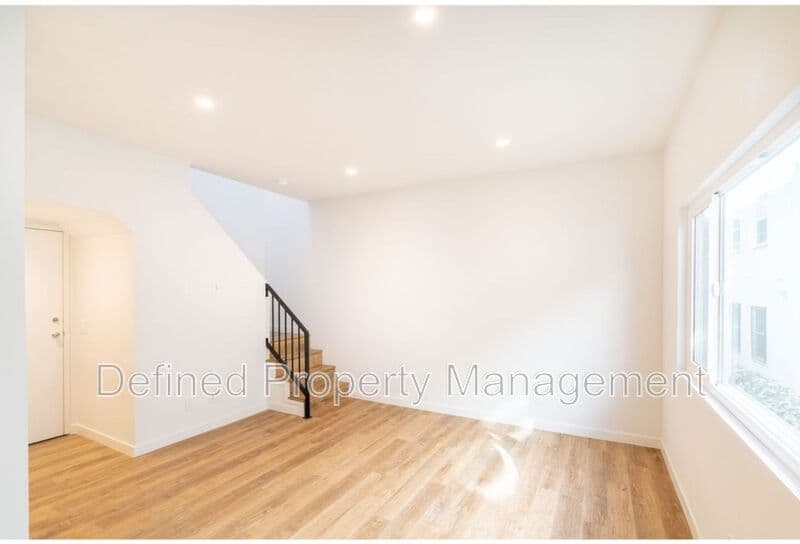 Los Angeles Condo: 6120 Eleanor Ave